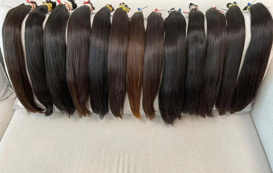 Mechas de cabelo natural em vários tons de castanho e preto, lado a lado