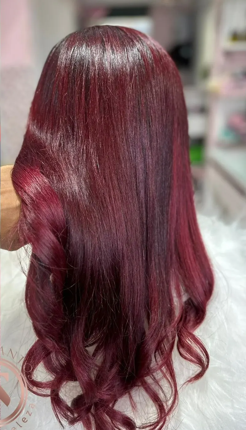 Depois: cabelo vinho, longo e com volume, com ondas nas pontas